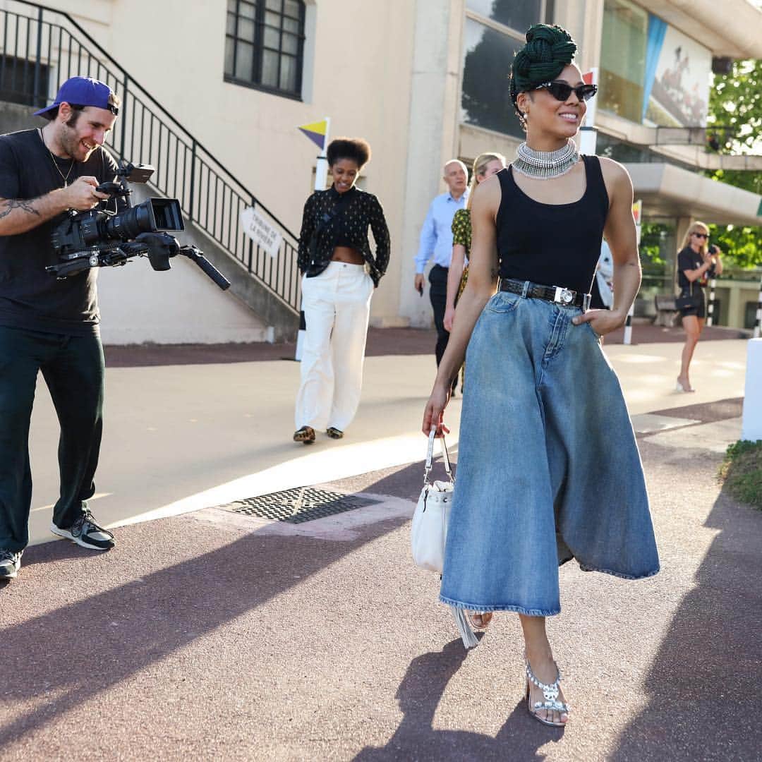 Vogue Runwayさんのインスタグラム写真 - (Vogue RunwayInstagram)「All smiles at Paris Couture Week from @TessaMaeThompson. See more of Phil Oh's best street style shots of the week. Photographed by @mrstreetpeeper」7月2日 4時05分 - voguerunway