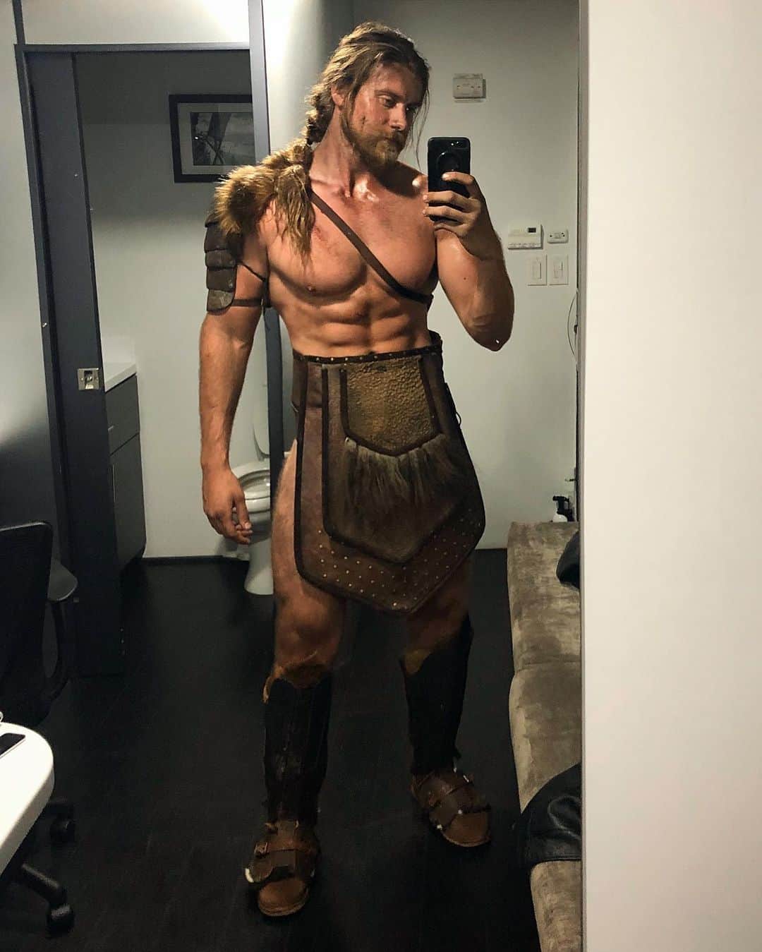 モデル、ブロック・オハーンのインスタグラム：「To me last night was huge. It may have just been another Sunday to a lot of people but to me.. it was the first time I appeared on @hbo  I’ve been working towards my goals and dreams of acting for a long time now and to have gone to the theater and seen myself on the big screen or turning on Euphoria and making it on HBO is no small feat in my eyes 🙌🏽 I’m just grateful. Grateful for these opportunities. Grateful to be able to rise to the occasion when they come. And Grateful for what’s to come. Because I plan on sticking around and telling great stories for a long time 🙏🏽 To me, The Best is Yet to Come!  Here’s the only shot I took on set in my trailer. Right before we covered those students in their own blood 😛 I got your back Kat.. well.. sort of 😉」