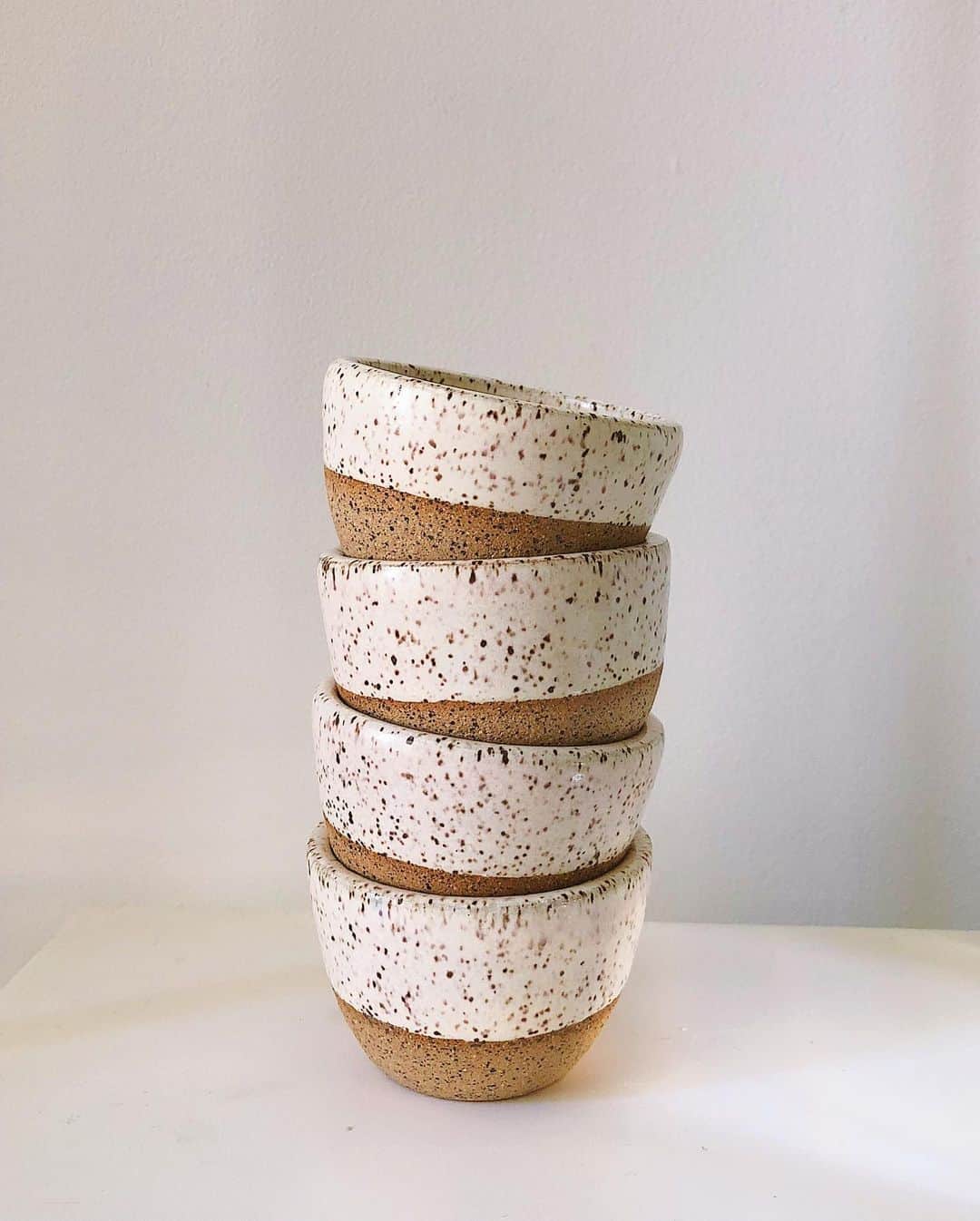Tamikoのインスタグラム：「peachy vanilla, baby blue or both? dm for purchase! thank you so much for the continued love and support 🙇🏻‍♀️💛✨ どれが好きかな？オーダーしたい人メールして下さい！ #tamikokonutscreative  #handmade #ceramics #pottery #wheelthrown #陶芸 #焼き物 #手作り」