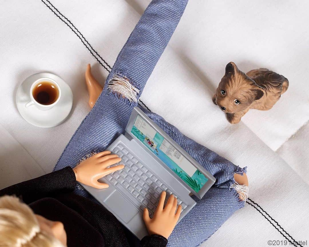 バービーさんのインスタグラム写真 - (バービーInstagram)「After an inspiring day at the @girlbossrally yesterday, I have so many good ideas! Typing up all of my to-dos. 📋 #barbie #barbiestyle」7月2日 4時00分 - barbiestyle