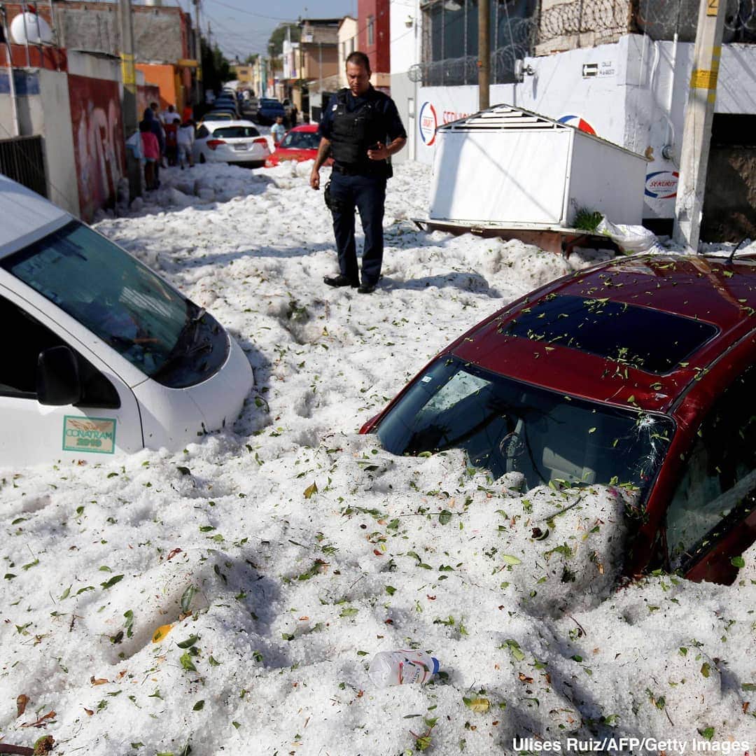 ABC Newsさんのインスタグラム写真 - (ABC NewsInstagram)「Vehicles buried as parts of Mexico are slammed with more than six feet of hail. #mexico #hail #weather #nature #summer」7月2日 4時01分 - abcnews