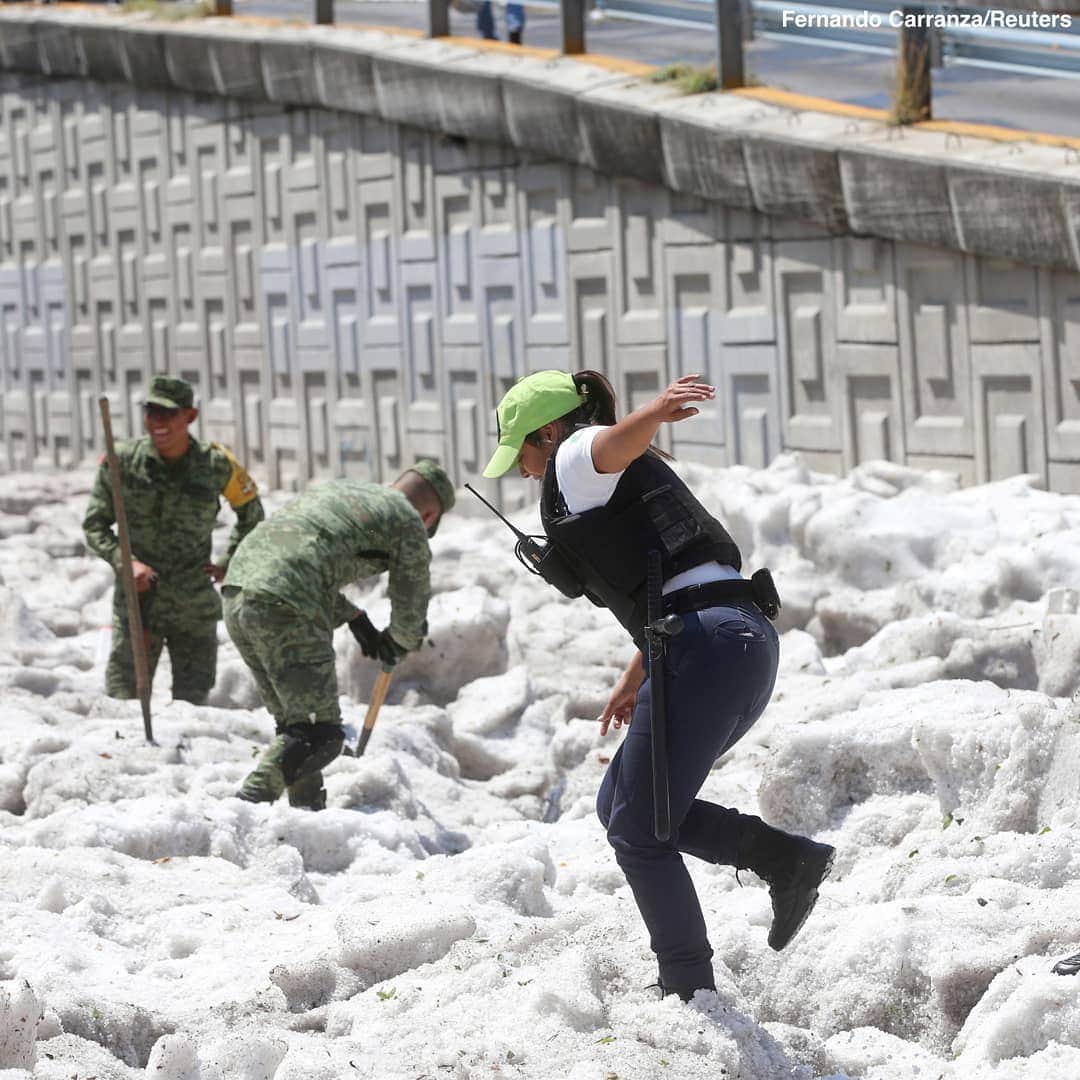 ABC Newsさんのインスタグラム写真 - (ABC NewsInstagram)「Vehicles buried as parts of Mexico are slammed with more than six feet of hail. #mexico #hail #weather #nature #summer」7月2日 4時01分 - abcnews