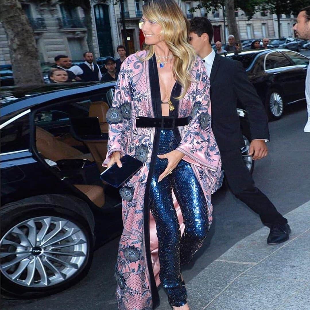 ナイーム カーンさんのインスタグラム写真 - (ナイーム カーンInstagram)「Star entrance. Hand embroidered silk kimono over Black pearl sequined python pants. @heidiklum @amfar #glamour #amfarparis #amfar2019 #paris」7月2日 4時13分 - naeemkhannyc
