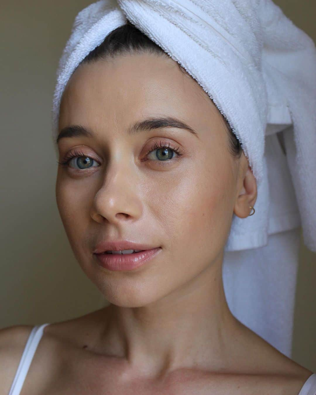 オレーシャ・ルーリンさんのインスタグラム写真 - (オレーシャ・ルーリンInstagram)「New Goal Alert!!! I’ve committed to getting my skin to be healthy enough that I could go foundation free by the end of the year. I’ve teamed up with @oneover.one a brand I love and have used for over a year to minimize my makeup routine and help me transition into a more natural every day routine. @oneover.one is makeup for the “ skin obsessed” their position on beauty is unique in that they believe there is nothing to correct or conceal. You are perfect as you are. ( something I’m working on accepting in my life ). They celebrate aging and the ingredients are all natural and organic. It’s simply clean beautiful products that are designed to complement your already beautiful self. Did I mention the blush and highlighters all smell like flowers ? It’s simply glorious !!! People keep asking to smell my cheeks 😂 go to my IGTV for a full video of my morning clean makeup look using @oneover.one  Let me know what you guys think in the comments ..#ad #workingwithoneoverone . . . . . #cleanbeauty #oneoverone #foundationfree #loveyourskin #organicmakeup #syntheticfree」7月2日 4時10分 - olesyarulin