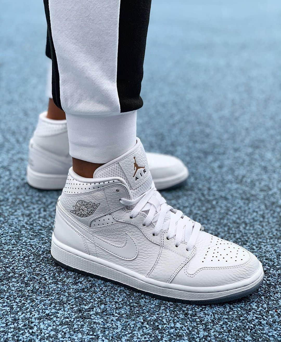 ASOSさんのインスタグラム写真 - (ASOSInstagram)「Inspired by the French kit, would you cop or drop? 📸 @asos_lesley 🔎 Nike Air Jordan 1 Mid White Womens World Cup Trainers (1504091)」7月2日 4時15分 - asos