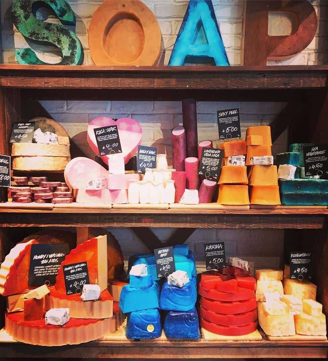 LUSH Cosmeticsさんのインスタグラム写真 - (LUSH CosmeticsInstagram)「Soap: the classic shower staple that's an easy way to reduce your plastic consumption! And with our deli-style, choose-your-own-size soap bar, it's easy to get just the right amount that you need. 🧼🚿💕 / 📸: @smallbigthingscdf⁠ *⁠ *⁠ *⁠ *⁠ *⁠ #handmade #soapshare #skincare #vegan #soapmaking #handmadesoap #handcrafted #artisansoap #crueltyfree #naturalsoap #noanimaltesting #ecofriendly #sustainable #plasticfree #sustainableliving #zerowastehome #recycle #gogreen #sustainability #zerowastelifestyle」7月2日 4時25分 - lushcosmetics