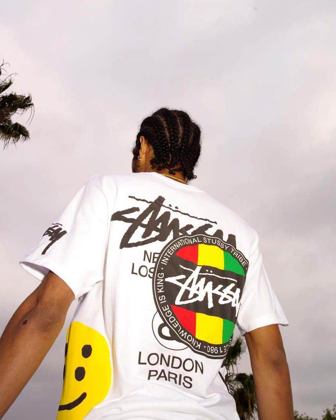 HYPEBEASTさんのインスタグラム写真 - (HYPEBEASTInstagram)「@hypebeaststyle: Get an official look at @stussy x @cactusplantfleamarket's collaborative summer drop. Launching online at @doverstreetmarketlosangeles on July 4 at 10 AM PST. The capsule range includes limited edition T-shirts, shorts, and denim pieces, featuring bold patriotic Stussy x CPFM co-branding.  Photo: Stüssy」7月2日 4時28分 - hypebeast
