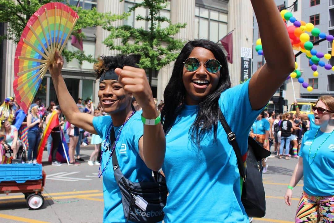 のインスタグラム：「Our colleagues reach their full potential when they bring their true selves to work every day. Here are some of our favorite photos from #PrideMonth during which our #PRIDE group celebrated inclusion, diversity, and family. #AbbottPride #abbott #lifetothefullest」