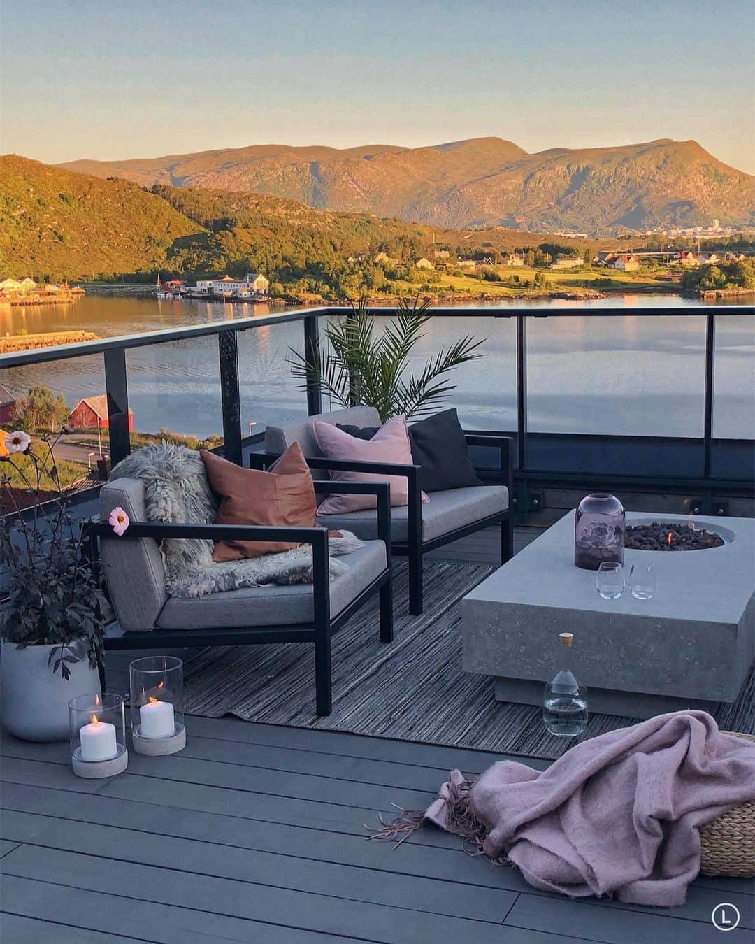 のインスタグラム：「Fint med minner 🌸 På denne dag for et år siden, fikk jeg opp på bilde mappen min nå..! Greit å se hvordan sommeren kan vær! Idag har vi nemlig 9 grader og øs-pøs 💦 Har du hatt en fin start på den nye uken? Klem fra en skikkelig værsyk Inger-Lise, med pollen på toppen 😝😪 . . . #uterom #uteplass #uteplassen #takterrasse #rooftop #rooftopterrace #patio #patiodesign #interior_and_living #interior_delux #interiordesign #outdoorliving #interiør #interiors #balcony #balkong #balconyview #norskehjem #scandinavianstyle」