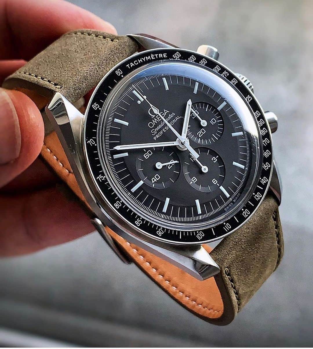 Daily Watchさんのインスタグラム写真 - (Daily WatchInstagram)「Up close with the iconic Omega Speedmaster 👌🏼 Photo by @thewatcherist」7月2日 4時55分 - dailywatch