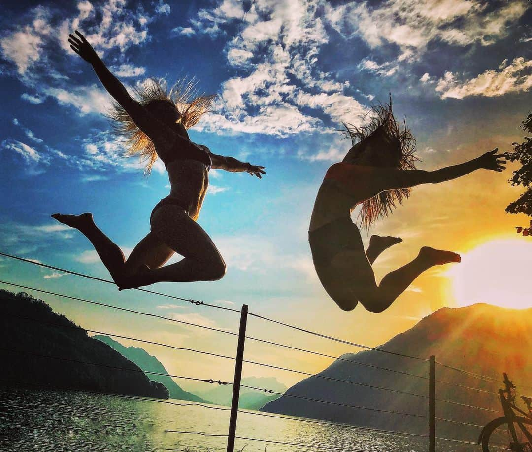 ジェシー・グラフさんのインスタグラム写真 - (ジェシー・グラフInstagram)「Celebrating Switzerland sunsets with @sweett_02 and @oliedelmann  #sunset #switzerland #jump」7月2日 5時06分 - jessiegraffpwr