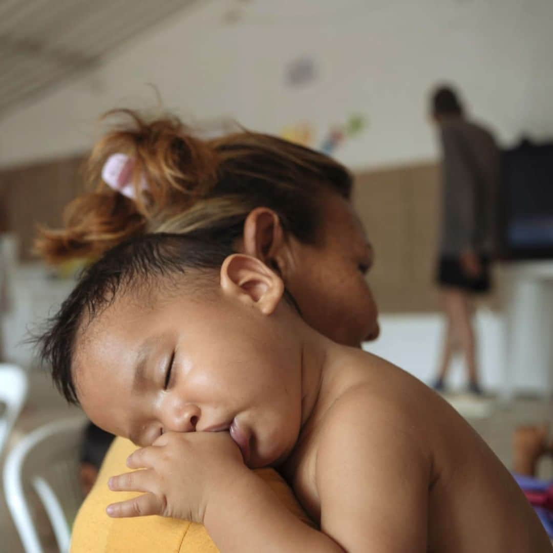 unicefさんのインスタグラム写真 - (unicefInstagram)「💭💤 Sweet dreams at a UNICEF-supported child friendly space in Cúcuta, Colombia, where we provide learning activities for migrant children and parents from Venezuela. #AChildIsAChild © UNICEF/UN0304586/Arcos」7月2日 5時01分 - unicef