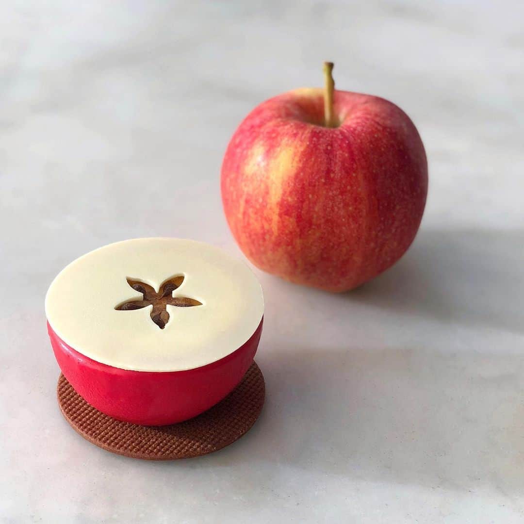 DOMINIQUE ANSEL BAKERYさんのインスタグラム写真 - (DOMINIQUE ANSEL BAKERYInstagram)「Next up from our New York Collection: A Bite of the Big Apple, an apple tart made with homemade apple compote, fresh Gala apple, and vanilla bavaroise, set atop vanilla sablé with a hint of sharp cheddar (a nod to a classic apple pie crust). Starts July 4th in Soho. 🍎🗽🥧 #NewYorkCollection」7月2日 5時07分 - dominiqueansel