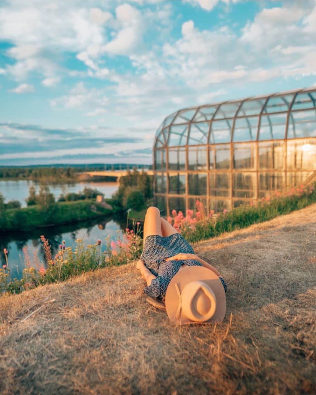 フィンランド政府観光局さんのインスタグラム写真 - (フィンランド政府観光局Instagram)「1日中太陽が沈まない白夜の季節。普段は昼間しかできないことも、夜でも楽しめます。真夜中の太陽の下でお昼寝もいいですねw☀️ ． @visitrovaniemi さんの写真。Kiitos！」7月2日 5時08分 - visitfinlandjapan