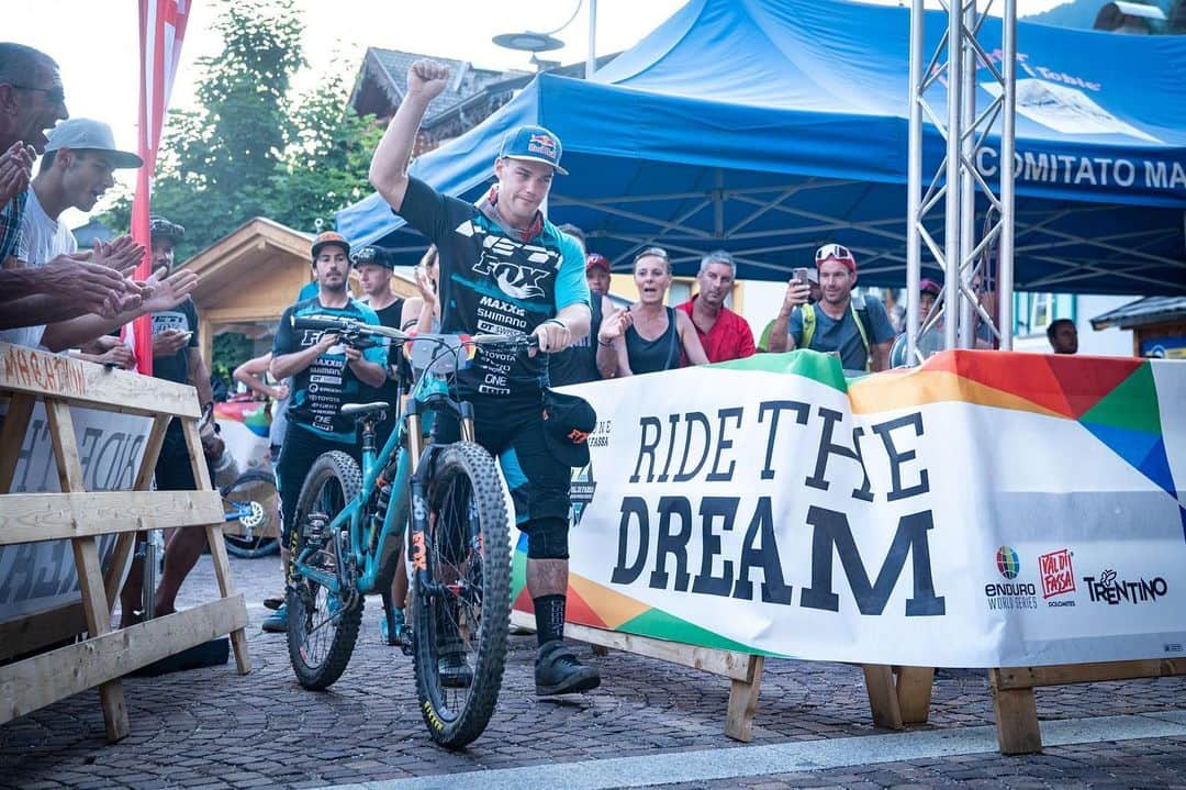 Shimanoさんのインスタグラム写真 - (ShimanoInstagram)「Congratulations to @Richie_Rude1 on a huge win this past weekend at Round 4 of the Enduro World Series Val di Fassa. Winning four out of the five stages, Richie Rude put on quite the show! Swipe to check out some detail shots of his XTR M9100 equipped Yeti SB150 #ShimanoMTB #XTR #Enduro 📸: @kikeabelleira」7月2日 5時09分 - rideshimano