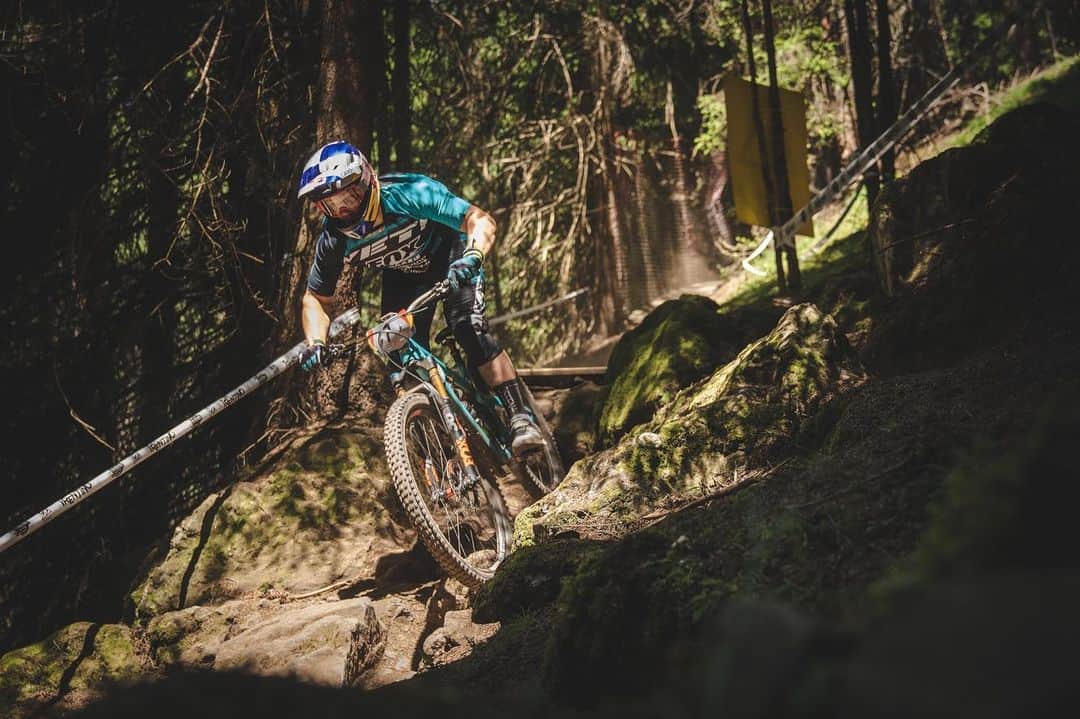 Shimanoさんのインスタグラム写真 - (ShimanoInstagram)「Congratulations to @Richie_Rude1 on a huge win this past weekend at Round 4 of the Enduro World Series Val di Fassa. Winning four out of the five stages, Richie Rude put on quite the show! Swipe to check out some detail shots of his XTR M9100 equipped Yeti SB150 #ShimanoMTB #XTR #Enduro 📸: @kikeabelleira」7月2日 5時09分 - rideshimano