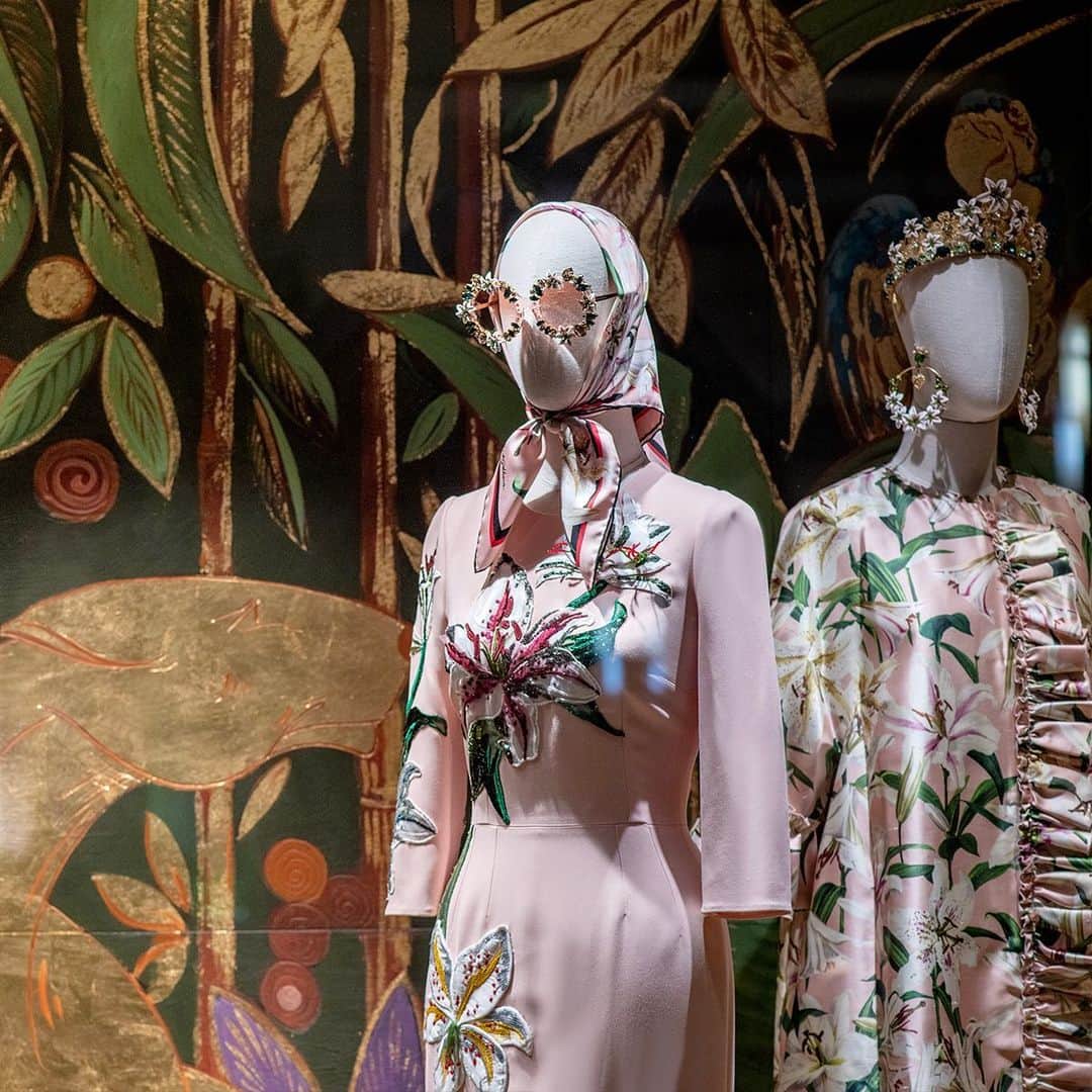 ドルチェ&ガッバーナさんのインスタグラム写真 - (ドルチェ&ガッバーナInstagram)「Blossoming accessories flourish in the recreation of this luxurious jungle in the Dolce&Gabbana boutique in Montecarlo.  #DGWomen #DGLovesMonteCarlo #DGDevotionBag  #DGEyewear」7月2日 5時12分 - dolcegabbana