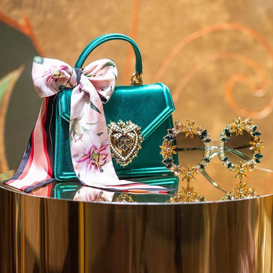 ドルチェ&ガッバーナさんのインスタグラム写真 - (ドルチェ&ガッバーナInstagram)「Blossoming accessories flourish in the recreation of this luxurious jungle in the Dolce&Gabbana boutique in Montecarlo.  #DGWomen #DGLovesMonteCarlo #DGDevotionBag  #DGEyewear」7月2日 5時12分 - dolcegabbana