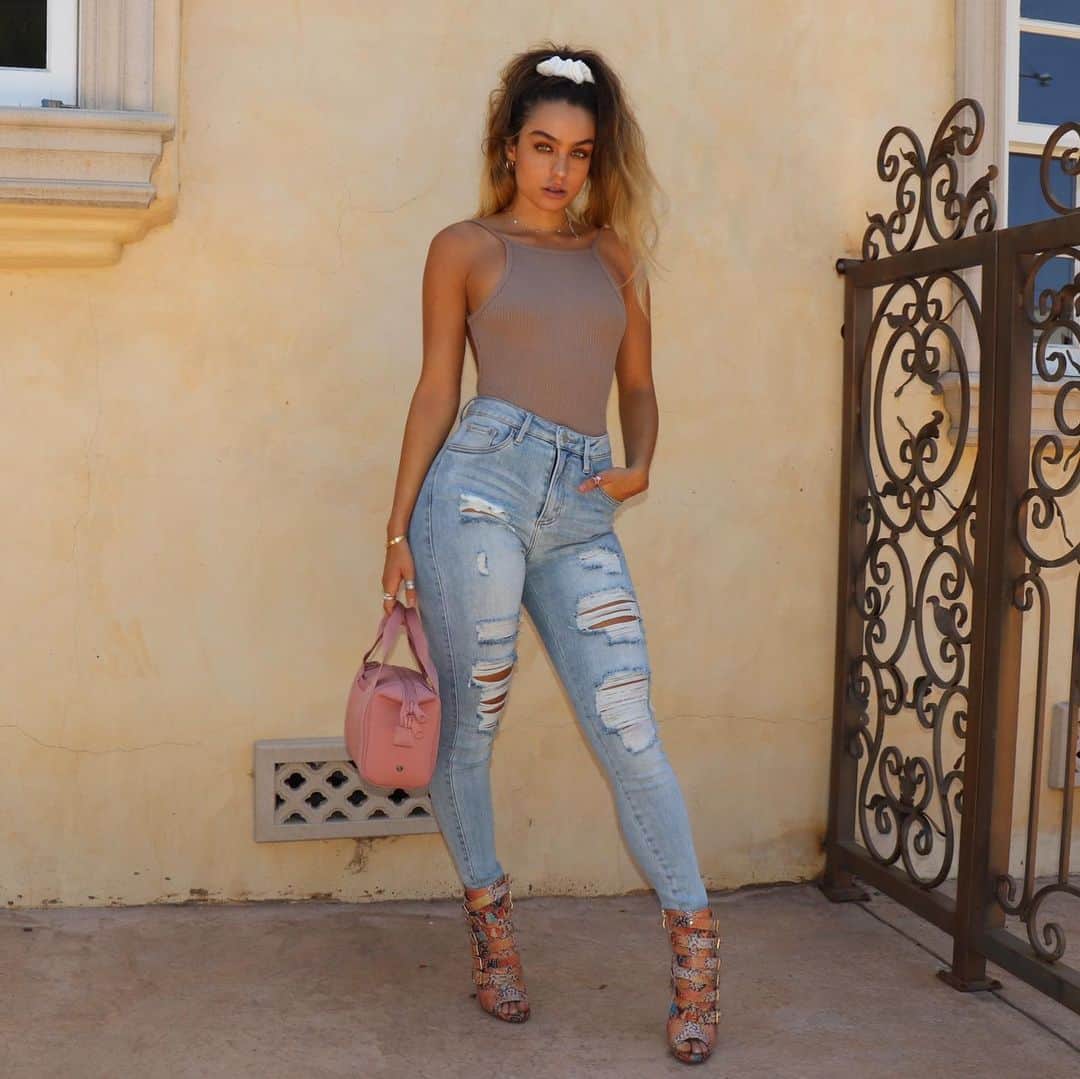 Sommer Rayさんのインスタグラム写真 - (Sommer RayInstagram)「guyyyys i’m so excited to drop my SMR jeans on yaaaa 😈 dropping in august ☀️ @shopsommerray」7月2日 5時13分 - sommerray