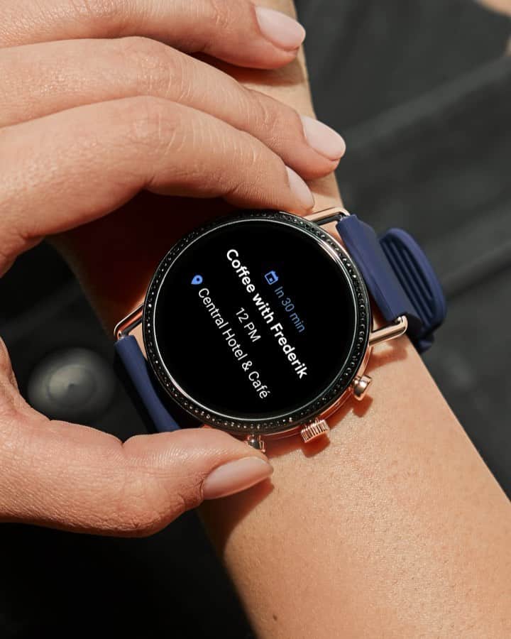 のインスタグラム：「Mondays made easier with coffee and Falster 2. ☕️ #SKAGENsmartwatch #wearos . . . . . #smartwatches #instawatch #watchoftheday」