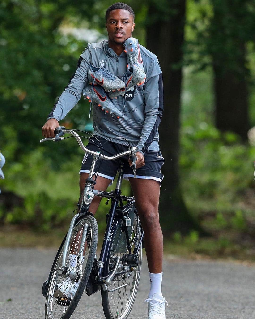 チュバ・アクポムさんのインスタグラム写真 - (チュバ・アクポムInstagram)「Touched down in Holland , the work continues ! 🤙🏾🇳🇱⚽️🚲🏃🏾‍♂️💫」7月2日 5時32分 - cakpom