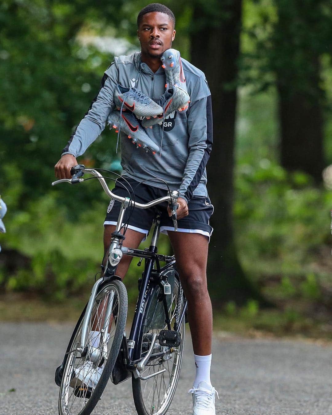 のインスタグラム：「Touched down in Holland , the work continues ! 🤙🏾🇳🇱⚽️🚲🏃🏾‍♂️💫」