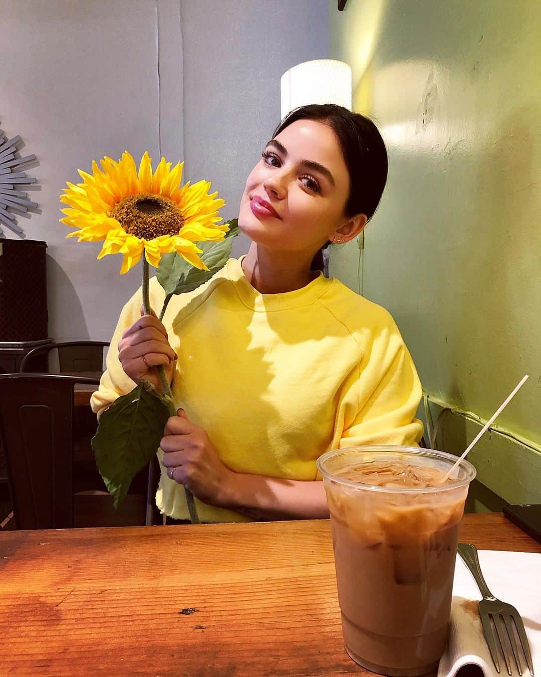 ルーシー・ヘイルさんのインスタグラム写真 - (ルーシー・ヘイルInstagram)「gotta pocket fulla sunshine (and an oat latte) 🌻」7月2日 5時31分 - lucyhale