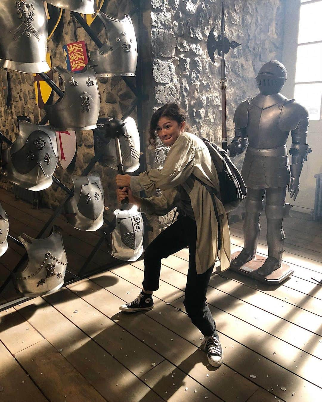 ゼンデイヤさんのインスタグラム写真 - (ゼンデイヤInstagram)「This is me, feeling very badass with my mace. Spider-Man: Far From Home is out now!!! Hope you have fun, and remember to try not to spoil stuff lol🕷」7月2日 16時22分 - zendaya