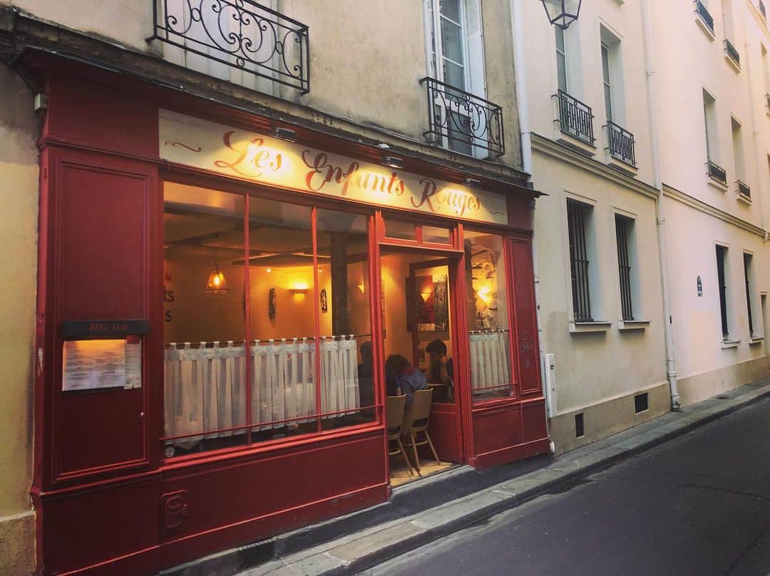 のインスタグラム：「ㅤㅤㅤ ㅤㅤㅤ @les_enfants_rouges_paris3  どうしてもいきたくてインスタからご連絡したところ 快くご対応くださいまして。 お料理もお酒もとにかく最高でした😍 ㅤㅤㅤ 朝から体調不良で、頭痛、関節痛、発熱により 苦痛でしかないルーブル美術館でしたが その後行った友人のサロンのオーナーさんが くださったお薬で速攻体調良くなって。 ㅤㅤㅤ その代償で、メイン食べた後のデザートまでの時間 耐えきれず寝落ちてしまった…💤 ㅤㅤㅤ そしてお手洗いに ゆうこさん @yukobito1981 のフライヤーがありましたです😍 ㅤㅤㅤ #blendatrip2019 #blendatrip」