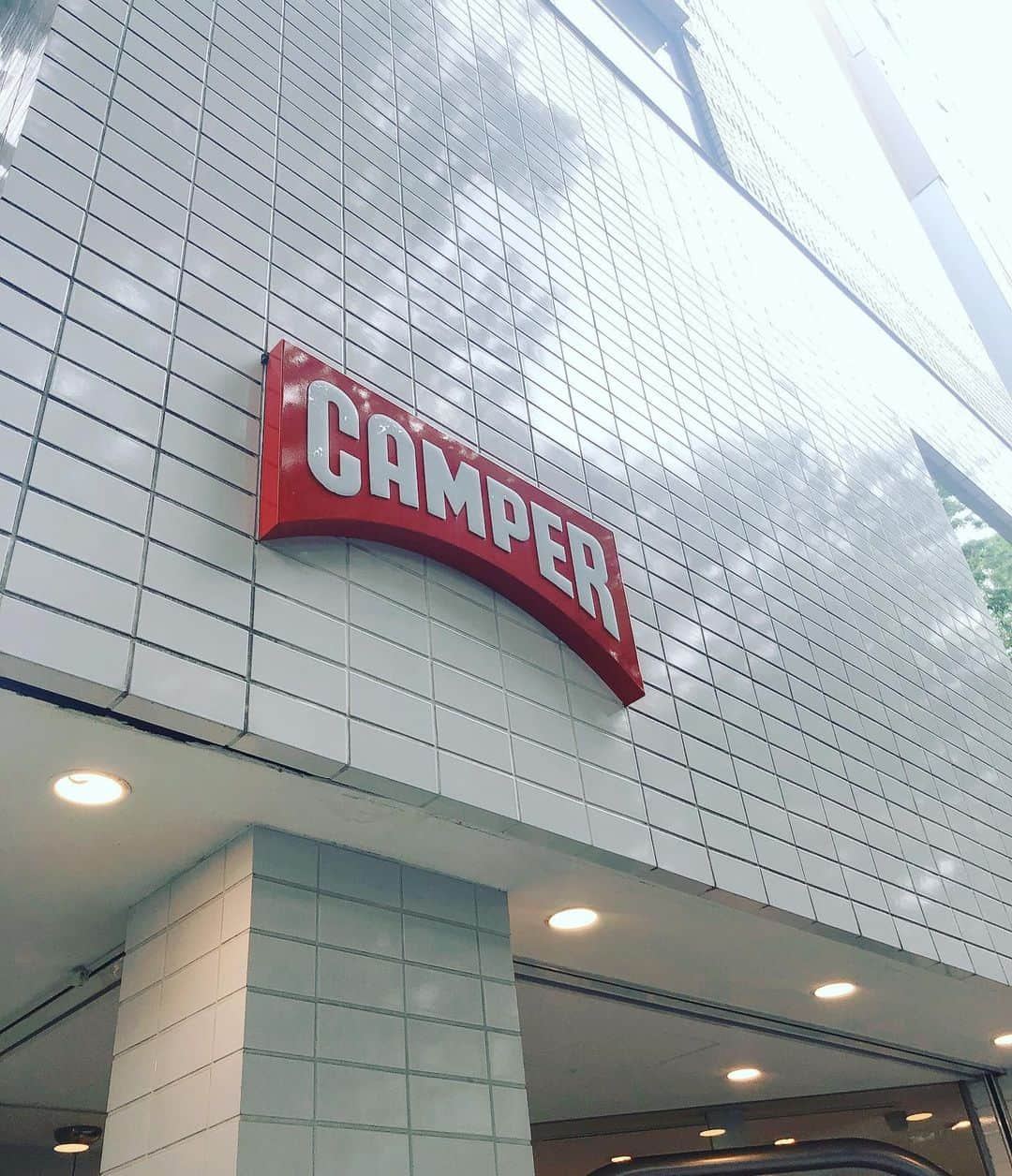 東出真緒さんのインスタグラム写真 - (東出真緒Instagram)「CAMPER 表参道店へ ノブくんと一緒にお邪魔させていただきました♥️👟 @camper_japan . 以前からCAMPERのサンダル👡めちゃくちゃ気に入って履いてたけど A/Wのスニーカーシリーズも可愛すぎました✨✨ . CAMPERの名前を知ってる人も多いと思うけど是非お店に寄って 靴を履いてみてほしい❣️ とっても軽くて履き心地が最高なのです✨疲れないし✨ ノブくんがそうだけど、この靴を知ってしまったら皆に薦めたくなるよね、わかるよ〜☺️ しかも7月からセール始まってた✌🏻笑 . 是非お近くのCAMPERで体験してみてね👍🏻 . #CAMPER #カンペール #靴 #スニーカー #サンダル #最高 #最強  #表参道 #thetelephones #BIGMAMA」7月2日 14時54分 - mao_bigmama_vn