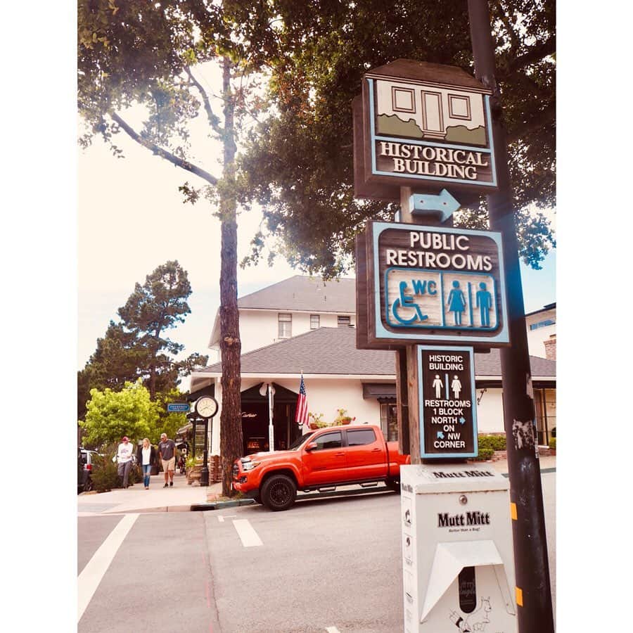 香山ひとみさんのインスタグラム写真 - (香山ひとみInstagram)「#アメリカ生活おでかけ編 カーメル . モントレー湾の南に位置する街「カーメル」は、 何っていう観光スポットがあるわけではなく、ただただこの街の可愛さが観光地🤤 ダウンタウンを下っていくと、サラサラとした砂浜のビーチもあり、のんびりとした時間を過ごせました☺️ ちなみに、俳優/映画監督のクリント・イーストウッドが市長を務めたこともあります😍🎬✨ . . #カーメル #カーメルバイザシー #カーメルビーチ #クリントイーストウッド #carmel #carmelbythesea #carmelbeach #ClintEastwood . #海外生活 #アメリカ生活  #カリフォルニア生活 #サンフランシスコ旅行 #americalife #Californiallife #sanfranciscotrip」7月2日 15時01分 - hitomi.k24