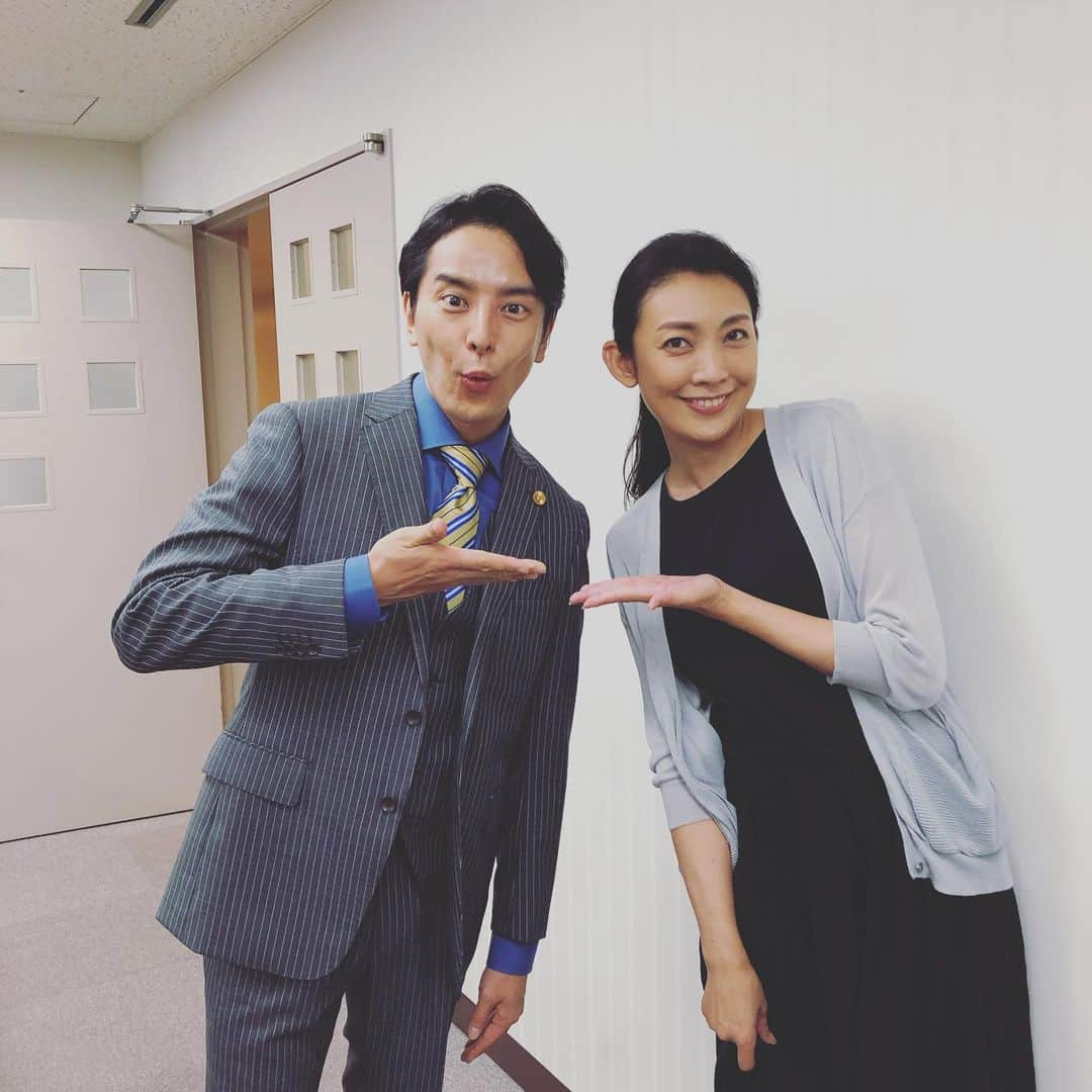 田中美里さんのインスタグラム写真 - (田中美里Instagram)「共演者の内田滋さん。 さん付けするのが照れるくらい若い頃からよく知ってるから初共演な気がしない。 今回は同じシーンが多いからこれから楽しみだな。  #それぞれの断崖  #東海テレビ #フジテレビ系ドラマ  #内田滋 さん #共演者 #お互い大人になりましたね #いや #なぜその顔？ #8月3日スタート」7月2日 15時02分 - misatotanaka77