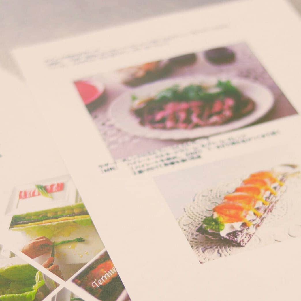 東京観光専門学校さんのインスタグラム写真 - (東京観光専門学校Instagram)「#botanicalwedding ブライダル学科2年生です☺︎ 模擬披露宴制作発表に向けての様子をご紹介します〜✨ １つの披露宴を創り上げる大変さを感じつつも楽しく行っています！！ 7月13日（土）には高校生を対象に発表するので是非来てください〜◎ 美味しいお料理や飲み物もご用意しています☺️💍 #ブライダル #披露宴 #手作り #就職 #思い出 #東京観光専門学校 #ブライダル学科」7月2日 15時17分 - tokan_1967