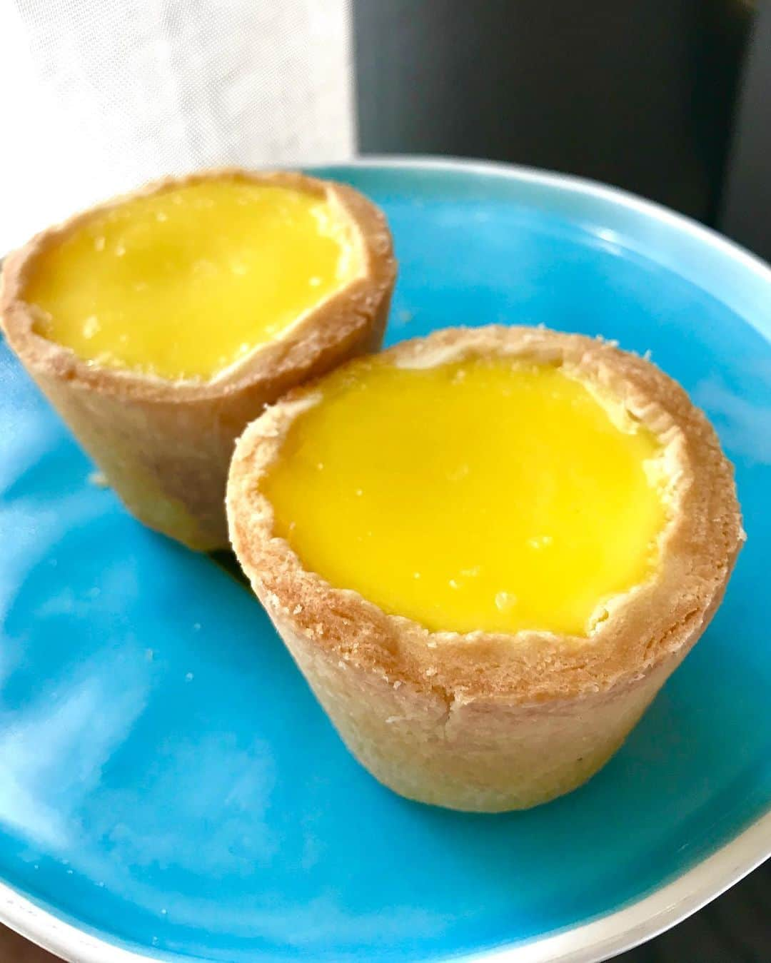 Li Tian の雑貨屋さんのインスタグラム写真 - (Li Tian の雑貨屋Instagram)「The 🐣 tart that flows... Couldn’t resist the temptation to order these egg tarts that are probably the most expensive I’ve ever had at $3++ per pc. Not overly sweet with a pleasant bitter yuzu sauce at the base but there’s definitely more competent contenders elsewhere • • • #sgeats #singapore #local #best #delicious #food #igsg #sgig #restaurant #exploresingapore #eat #sgfoodies #gourmet #yummy #yum #sgfood #foodsg #burpple #exploresingapore #beautifulcuisines #bonappetit #instagood  #eatlocal #dessert #desserts #dimsum」7月2日 15時10分 - dairyandcream