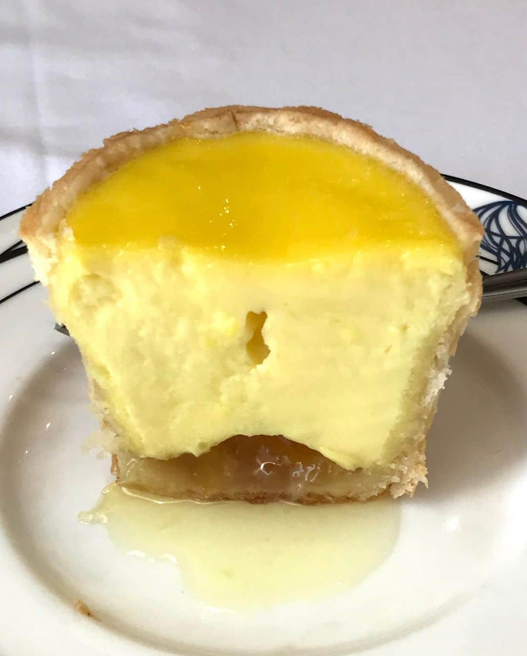 Li Tian の雑貨屋さんのインスタグラム写真 - (Li Tian の雑貨屋Instagram)「The 🐣 tart that flows... Couldn’t resist the temptation to order these egg tarts that are probably the most expensive I’ve ever had at $3++ per pc. Not overly sweet with a pleasant bitter yuzu sauce at the base but there’s definitely more competent contenders elsewhere • • • #sgeats #singapore #local #best #delicious #food #igsg #sgig #restaurant #exploresingapore #eat #sgfoodies #gourmet #yummy #yum #sgfood #foodsg #burpple #exploresingapore #beautifulcuisines #bonappetit #instagood  #eatlocal #dessert #desserts #dimsum」7月2日 15時10分 - dairyandcream