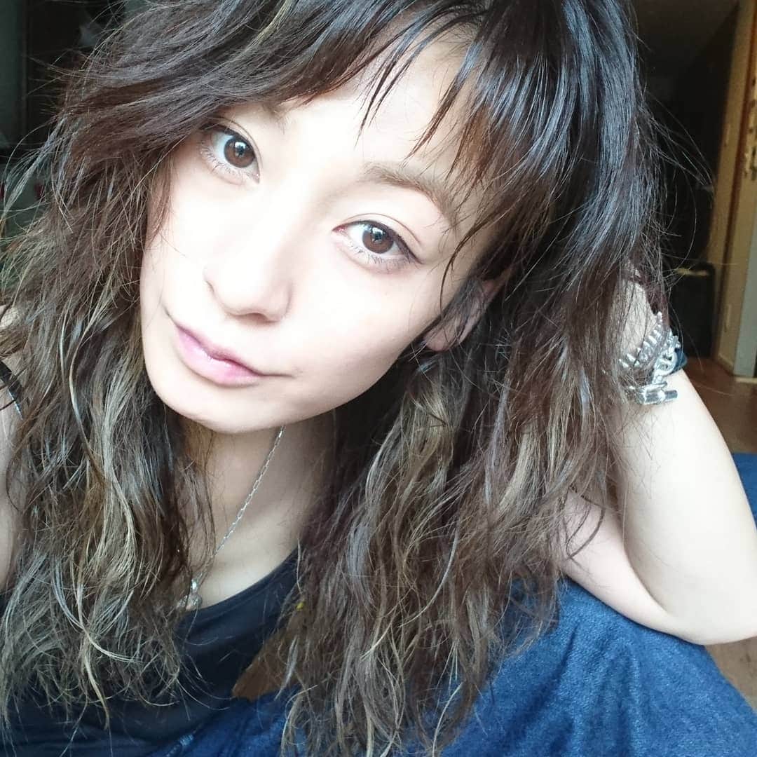 西山茉希さんのインスタグラム写真 - (西山茉希Instagram)「自然乾燥の途中でムースもみこみスタイル。  ワックスで前髪ひっぱる。  #もみだす癖と #引き伸ばす癖と #長めライン  収録へ。  あとは衣装着てきめよっと。」7月2日 15時15分 - maki.nshiyama50