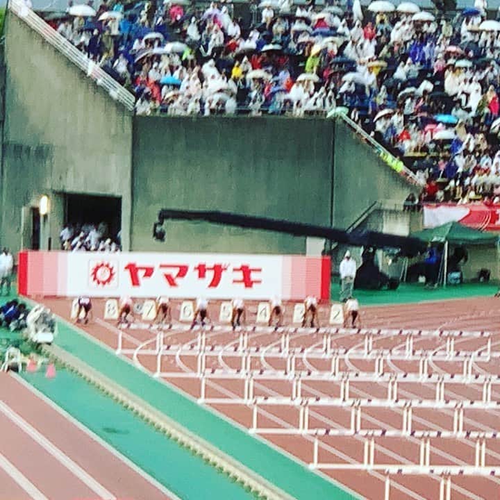 木村文子のインスタグラム：「日本陸上選手権2019@博多の森 13.14(+0.6) 優勝🥇 雨の中、沢山の方々が競技場まで足を運んで下さっており、走っていて、とても力になりました😄✨ありがとうございました🙇‍♀️ 今大会も、周りのサポートスタッフの皆様のおかげで優勝することができました！大変感謝です✨  レベルの高いレースが国内でも出来るようになっていることが何よりも嬉しい😊✨次に向けて頑張ります⭐️ #japan #national #championship #no1 #good #race #thankyou #team #staff #go #to #worldchamp #doha #2019」