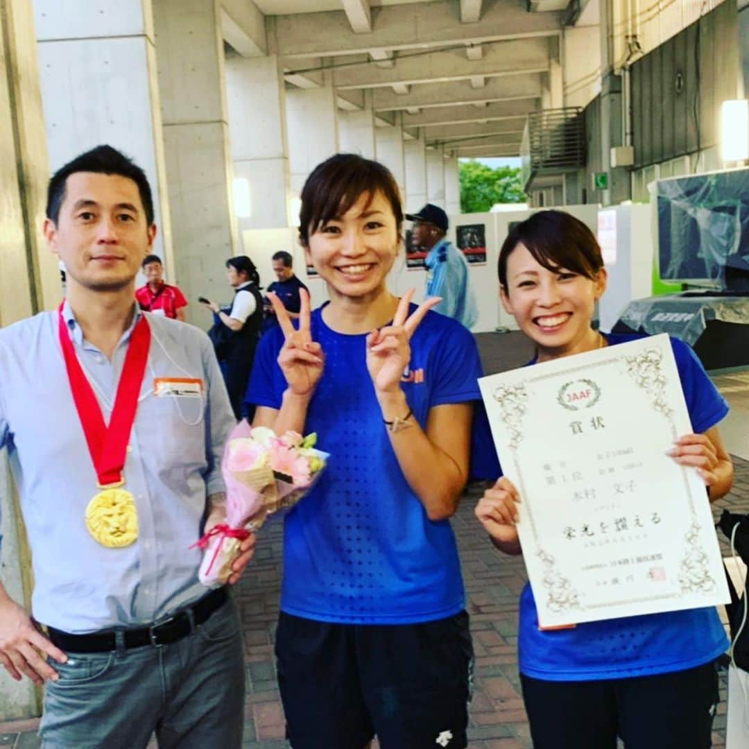 木村文子さんのインスタグラム写真 - (木村文子Instagram)「日本陸上選手権2019@博多の森 13.14(+0.6) 優勝🥇 雨の中、沢山の方々が競技場まで足を運んで下さっており、走っていて、とても力になりました😄✨ありがとうございました🙇‍♀️ 今大会も、周りのサポートスタッフの皆様のおかげで優勝することができました！大変感謝です✨  レベルの高いレースが国内でも出来るようになっていることが何よりも嬉しい😊✨次に向けて頑張ります⭐️ #japan #national #championship #no1 #good #race #thankyou #team #staff #go #to #worldchamp #doha #2019」7月2日 15時30分 - kimura.ayako