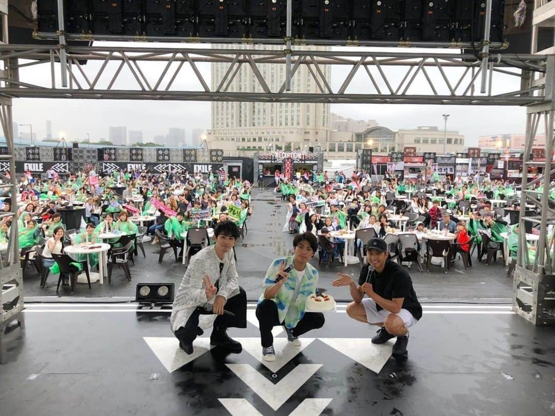 居酒屋えぐざいるPARKさんのインスタグラム写真 - (居酒屋えぐざいるPARKInstagram)「. 🔥6/29 グランドオープンご来店情報🔥 . . 無事にグランドオープンをむかえ 初日にはたくさんのLDH所属の方々が遊びにきてくれました😊🎉. . . 👊THE RAMPAGE ☄️BALLISTIK BOYZ 2組がステージに登場⚡️🔥. . . その後には 6月29日がお誕生日の 🎬劇団EXILE から 小野塚勇人さんが登場🎂. . 町田啓太さんと佐藤寛太さんと お誕生日をお祝い🥳👏. . . なんと夜には 🔘HIROさん 🔘平沼紀久さん 👑GENERATIONS 💫FANTASTICSから 世界さん 澤本夏輝さん 瀬口黎弥さん 堀夏喜さん 木村慧人さん 八木勇征さん 中島颯太さん 👊THE RAMPAGE が登場😳. . . BATTLE OF TOKYOのお話やMV撮影秘話などグループの垣根を超えた話がたくさん🙈. . たくさんの方にご来場いただきありがとうございました🌟 . . 毎日何が起こるかわからない 居酒屋えぐざいる🙈💓. . . みなさまのご来場をおまちしてます🙇‍♀. . . 詳しい情報はHPまで. ↓ ↓ ↓ http://izakaya-exile.com . . #居酒屋えぐざいる #居酒屋えぐざいる10thANNIVERSARY #10周年 #10thANNIVERSARY #お台場 #夏休み #いざえぐ夏祭り #GENERATIONS #THERAMPAGE #FANTASTICS #BALLISTIKBOYZ #JrEXILE #劇団EXILE」7月2日 15時31分 - izakaya_exile