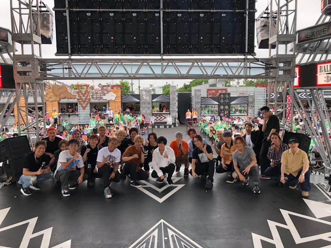 のインスタグラム：「. 🔥6/29 グランドオープンご来店情報🔥 . . 無事にグランドオープンをむかえ 初日にはたくさんのLDH所属の方々が遊びにきてくれました😊🎉. . . 👊THE RAMPAGE ☄️BALLISTIK BOYZ 2組がステージに登場⚡️🔥. . . その後には 6月29日がお誕生日の 🎬劇団EXILE から 小野塚勇人さんが登場🎂. . 町田啓太さんと佐藤寛太さんと お誕生日をお祝い🥳👏. . . なんと夜には 🔘HIROさん 🔘平沼紀久さん 👑GENERATIONS 💫FANTASTICSから 世界さん 澤本夏輝さん 瀬口黎弥さん 堀夏喜さん 木村慧人さん 八木勇征さん 中島颯太さん 👊THE RAMPAGE が登場😳. . . BATTLE OF TOKYOのお話やMV撮影秘話などグループの垣根を超えた話がたくさん🙈. . たくさんの方にご来場いただきありがとうございました🌟 . . 毎日何が起こるかわからない 居酒屋えぐざいる🙈💓. . . みなさまのご来場をおまちしてます🙇‍♀. . . 詳しい情報はHPまで. ↓ ↓ ↓ http://izakaya-exile.com . . #居酒屋えぐざいる #居酒屋えぐざいる10thANNIVERSARY #10周年 #10thANNIVERSARY #お台場 #夏休み #いざえぐ夏祭り #GENERATIONS #THERAMPAGE #FANTASTICS #BALLISTIKBOYZ #JrEXILE #劇団EXILE」