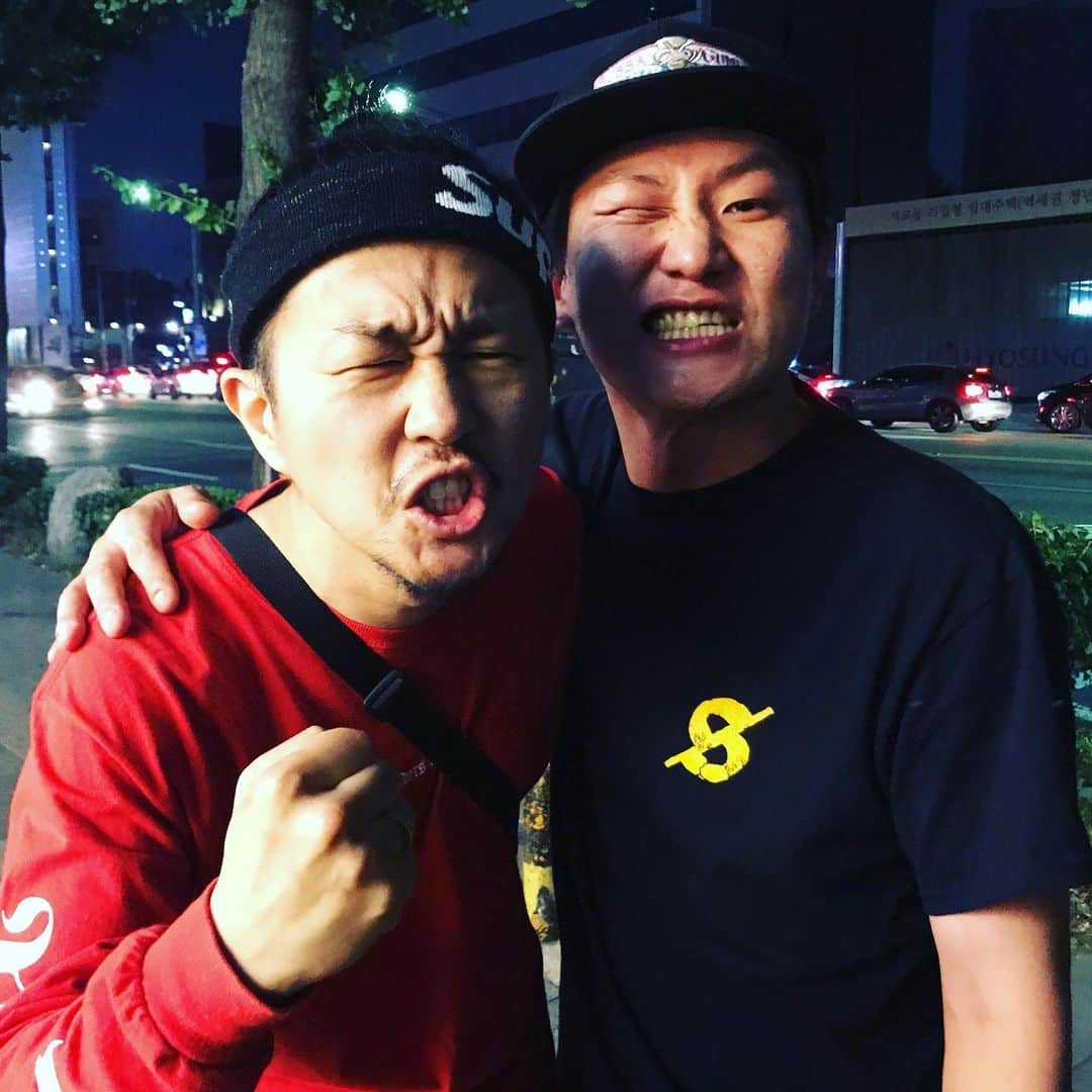 Kuboty のインスタグラム：「韓国の思い出🇰🇷 RIOT KIDZのGは韓国語、英語、日本語、スペイン語が話せるインテリギタリスト🎸 新宿ACBでは日本のバンドと変わらないような日本語のMCが炸裂🔥 出会いに感謝です、絶対また会おうね‼️」