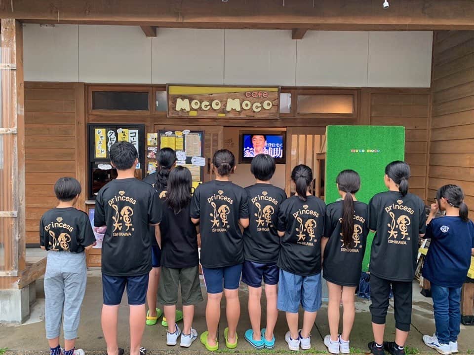 紫舟さんのインスタグラム写真 - (紫舟Instagram)「<スタッフ・近より> 石川県の女子野球チーム #輝プリンセス さんで、紫舟の「輝」を背負ったTシャツが完成しました！黒と金といえば、石川県の漆と箔。Tシャツのデビュー戦は、8月2日愛媛県でのNPBガールズトーナメントです！チームメンバーのお父様からご依頼いただき、書かせていただきました。 --- Sisyu's calligraphy "Kagayaki (radiance)" was dedicated to a girls' baseball team in Ishikawa "Kayagaki Princess," and here is the new team T-shirt! With this T-shirt, black of lacquer and gold of gold leaf that are specialties of Ishikawa, the team is going to play in NPB Girls' Tournament on August 2nd in Ehime. Thank you to one father whose kids are in the team for letting Sisyu have the opportunity to write to the team. . #sisyu #紫舟」7月2日 15時39分 - sisyu8