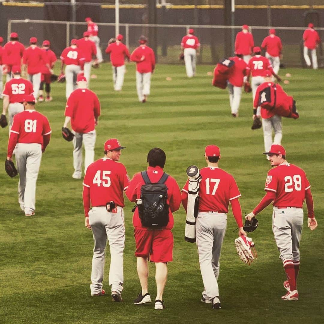 水原一平のインスタグラム：「Tyler san... There are no words that can describe the sadness that we all feel right now... My heart is crumbling... Everybody is going to miss your kindness, humor, and solicitude.  You welcomed Shohei and I with open arms from day 1, always looking out for us and making sure we felt comfortable in the clubhouse.  Your presence has made Shohei’s transition to the U.S. so much easier, I cannot thank you enough.  It was an honor to work with you and your memories will forever live in my heart.  Thoughts and prayers for Carli and the rest of your family... Thank you for your leadership and friendship, please Rest In Peace Tyler san.」