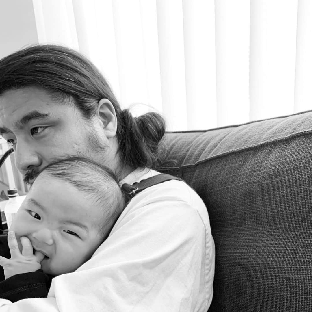 のインスタグラム：「Be a strong.  #baby #myson #family #photooftheday #tbt #love #dream #mood #instagood #l4l #f4f #景色 #息子 #生後4ヶ月」