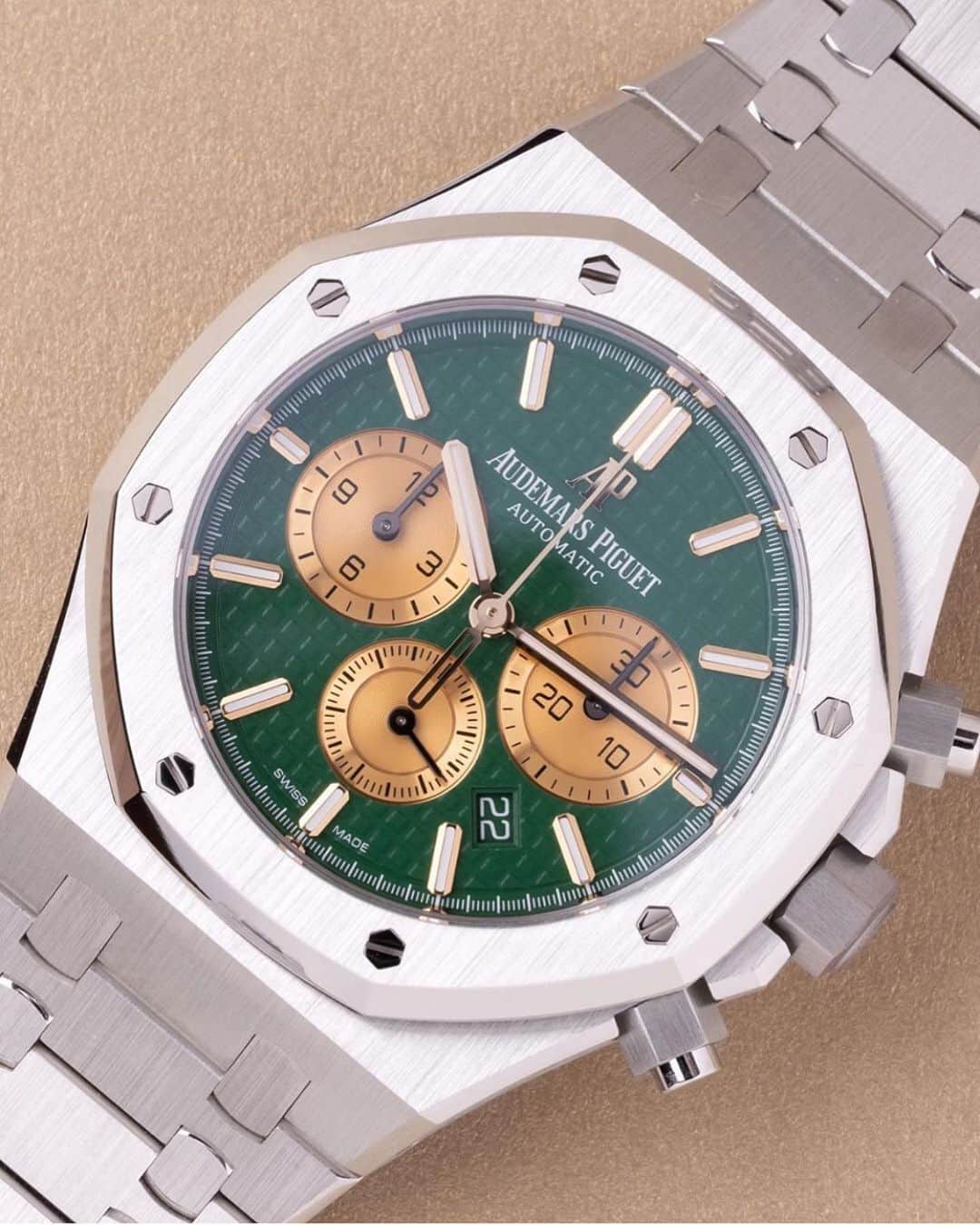 WATCHMANIAさんのインスタグラム写真 - (WATCHMANIAInstagram)「Audemars Piguet Royal Oak Selfwinding Chronograph, The Hour Glass Commemorative Edition. Limited edition of 20 pieces in platinum. ( MSRP $128’000 )」7月2日 15時47分 - watchmania