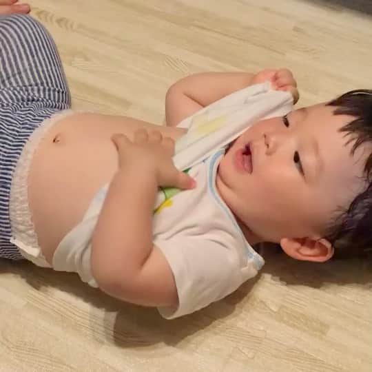 山西章博のインスタグラム：「腹を見せてくる。 #赤ちゃん #嫡男 #せがれ #ぽっこりお腹  #餅つき #貼り薬まで可愛い #耳だけ似てる #耳以外も似て来た #これ以上似るな #ママリ#パパリ#ベビフル#ベビリトル#コドモノ#mamanoko#コノビー#mamanokoカメラ部#mamanokoギフトキャンペーン#コドモダカラ」