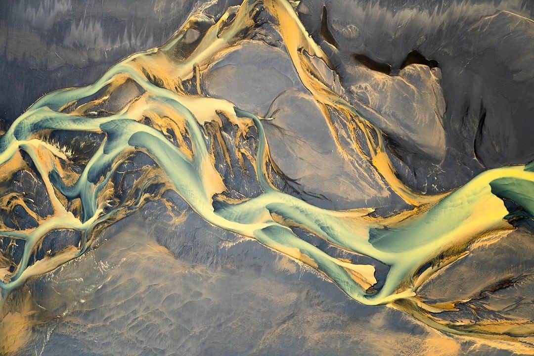 National Geographic Travelさんのインスタグラム写真 - (National Geographic TravelInstagram)「Photo by @mborowick | Flying over rivers like these remind me of all the magic that nature has to offer. These colors are created by melting ice carrying and mixing glacial sediments over time. #iceland #river #nature #earth #explore」7月2日 16時01分 - natgeotravel