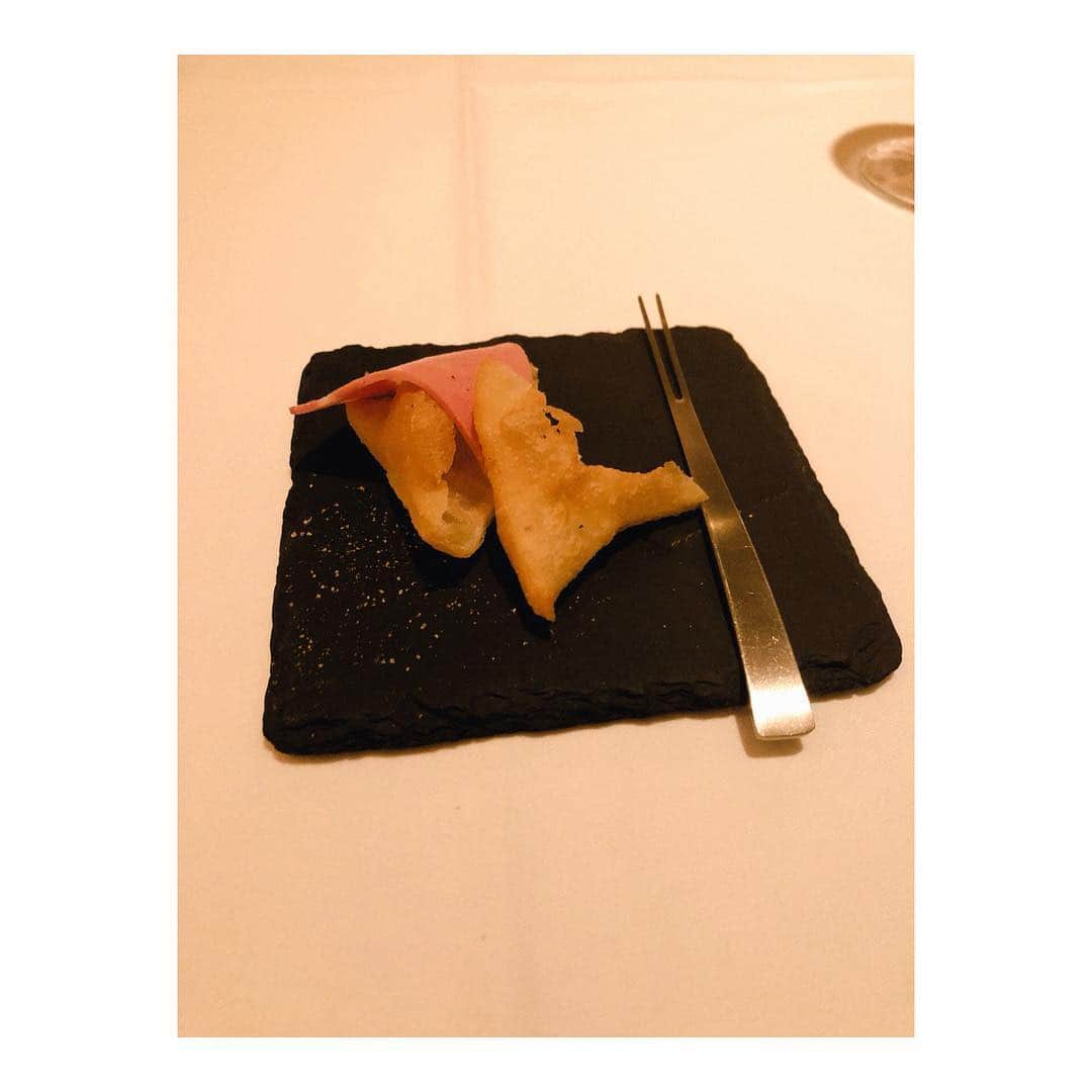 綾田紘子さんのインスタグラム写真 - (綾田紘子Instagram)「. いつかのSAKURA♡ いつも美味しい食事に美味しいお酒をいただき、行くたびに幸せな気持ちになれます♡ このお店で生ハムマンゴー食べられるようになりました！笑 最近はコンビニとファミレスが続いていたので思い出し投稿でした\\(◡̈)/♥︎ . #ヴィノテカサクラ #馬車道 #おいしいうれしい」7月2日 15時54分 - roco_0816