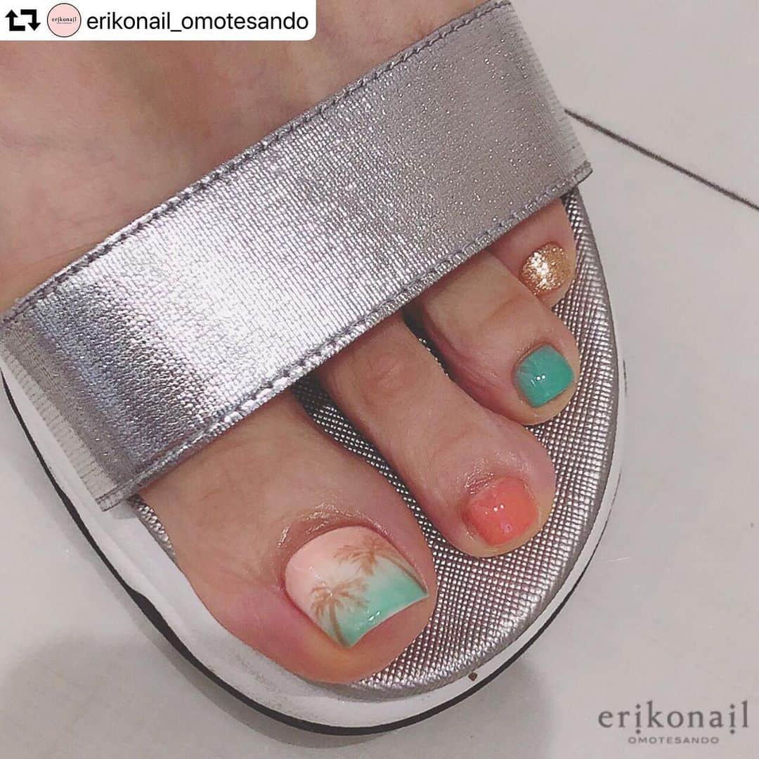 黒崎えり子さんのインスタグラム写真 - (黒崎えり子Instagram)「夏Foot design🌴 #repost @erikonail_omotesando ・・・ サンダルの時期ですね❤️ お足元も是非✨ OMOTESANDO 永井 優美 🍍 @yuumi.na #erikonail #エリコネイル #エリコネイル表参道 #erikonail永井優美  #ネイル#ネイルアート #ネイルデザイン#ジェルネイル #フットネイル #nail#nails#nailart #naildesign#gelnail#gel #morecouture #モアクチュール #네일#젤네일#美甲師 #夏ネイル #手書きアート #旅行ネイル #ハワイネイル #フットケア #夏カラー #表参道ネイルサロン #art#🌴」7月2日 15時55分 - erikonail