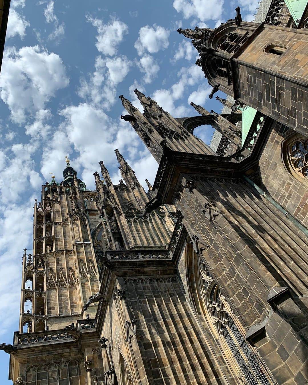 平野綾さんのインスタグラム写真 - (平野綾Instagram)「プラハ城に来ました！﻿ ﻿ もう全ての建物が凄すぎて、一体どれがお城なの？って感じなんですが、﻿ 写真は中心に位置する聖ヴィート大聖堂です。﻿ ﻿ お天気との相性が良すぎて💦﻿ 物凄い景色を見させてもらっています‼︎﻿ ﻿ この後、この南塔に登ることになるのですが、﻿ 想像を絶する試練が待ち構えていました😱﻿ 動画上げたので、是非そちらもご覧ください。﻿ ﻿ ﻿ #praguecastle #プラハ城﻿ #katedralasvvita #聖ヴィート大聖堂﻿ #prague #praha #プラハ ﻿ #českárepublika #チェコ  #ayahirano #平野綾」7月2日 15時57分 - a_ya.hirano